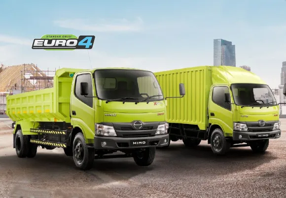 Hino Tractor Head FG 260 TH sedang beroperasi di jalan tol