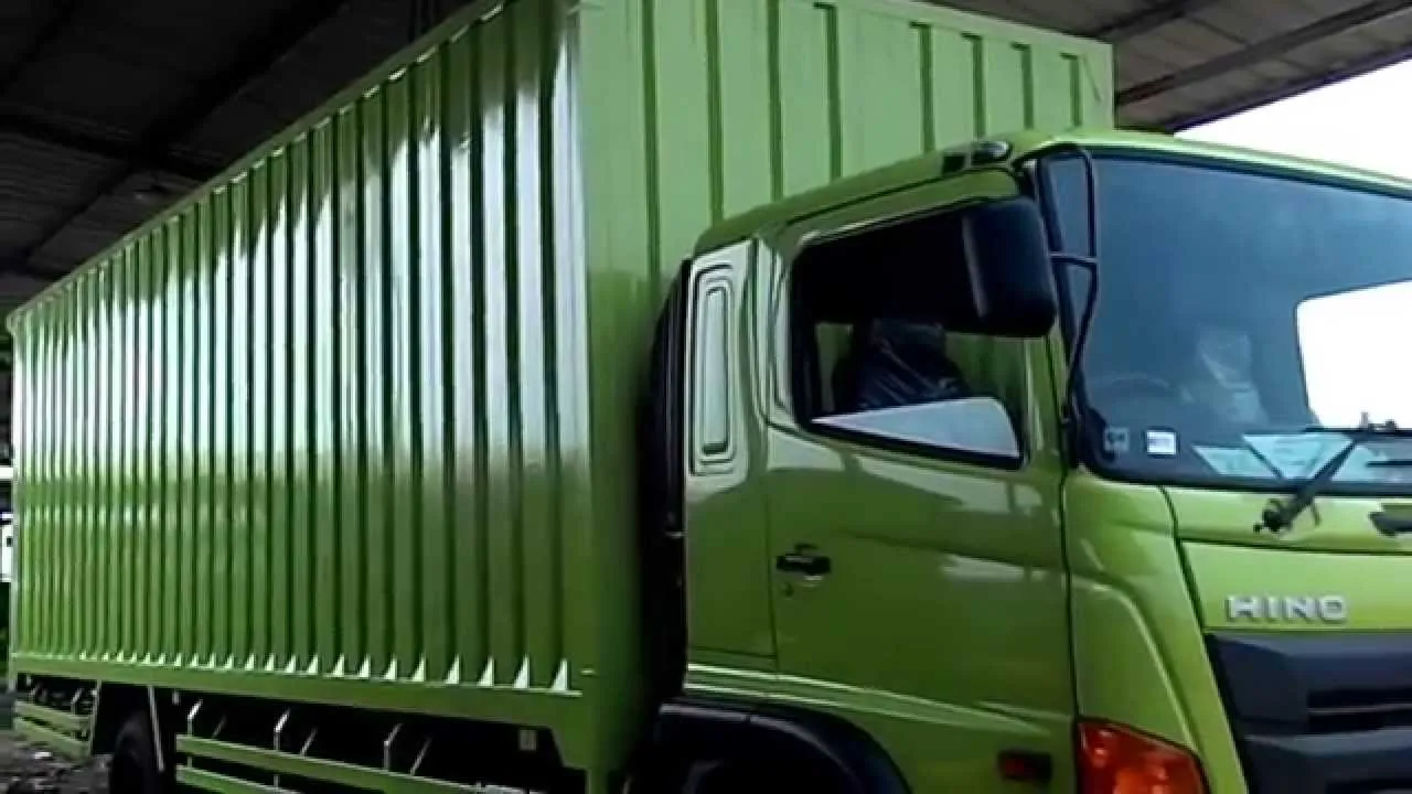 Harga Hino 136 HD Box Besi untuk Distribusi Berat Perusahaan